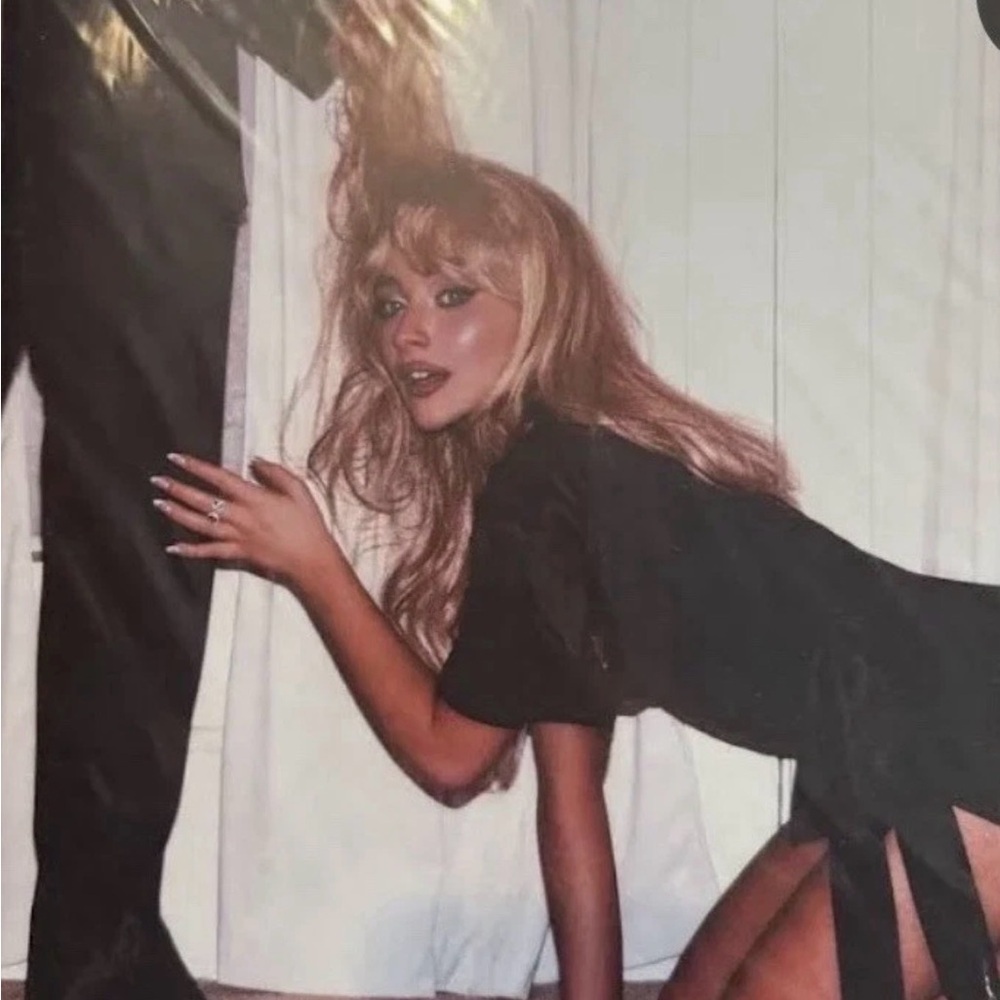 Sabrina Carpenter NYC New York pop up Magazine not available for purchase - Picture 1 of 1